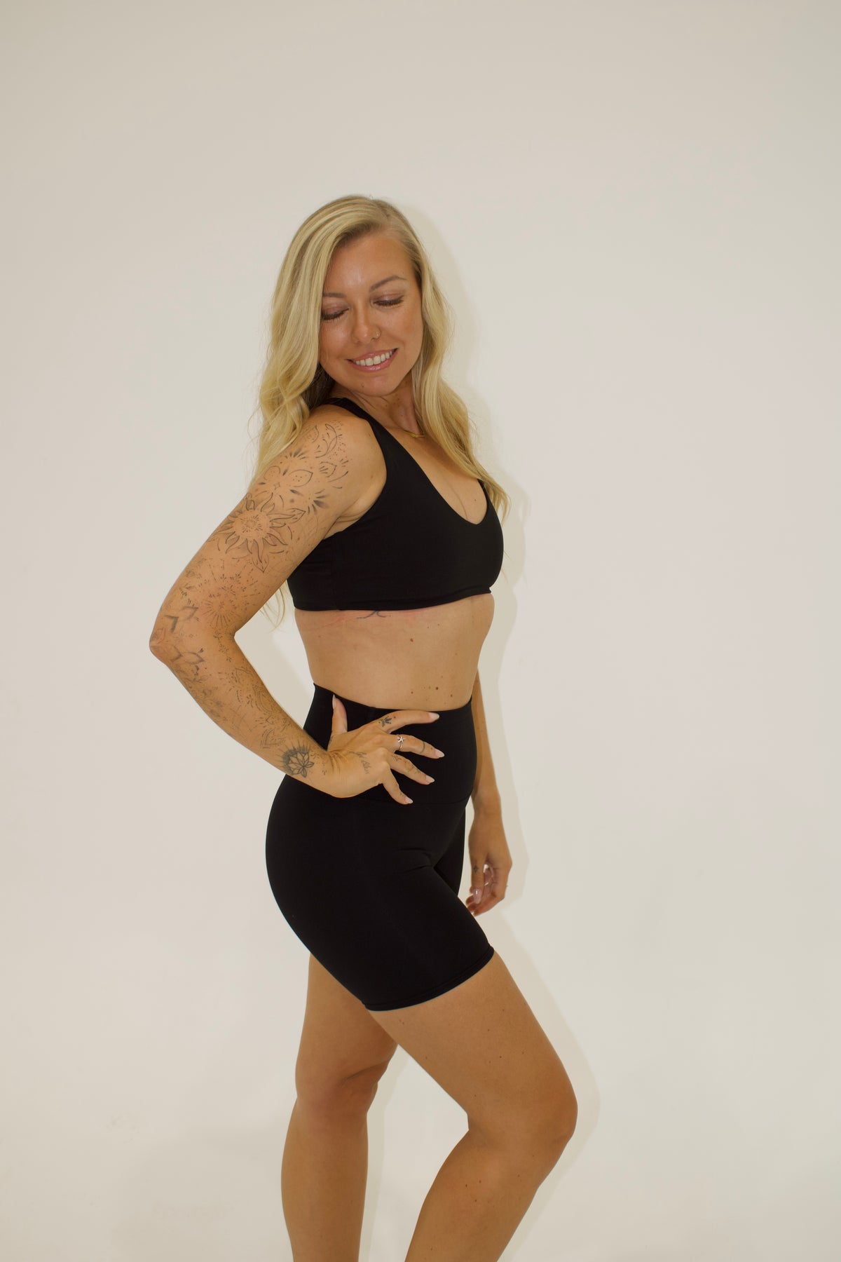 Aura Shorts - Black